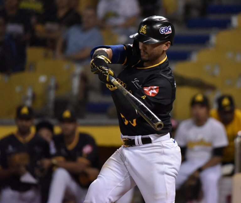 Águilas Cibaeñas blanquean 4-0 a Tigres del Licey y empatan en el liderato