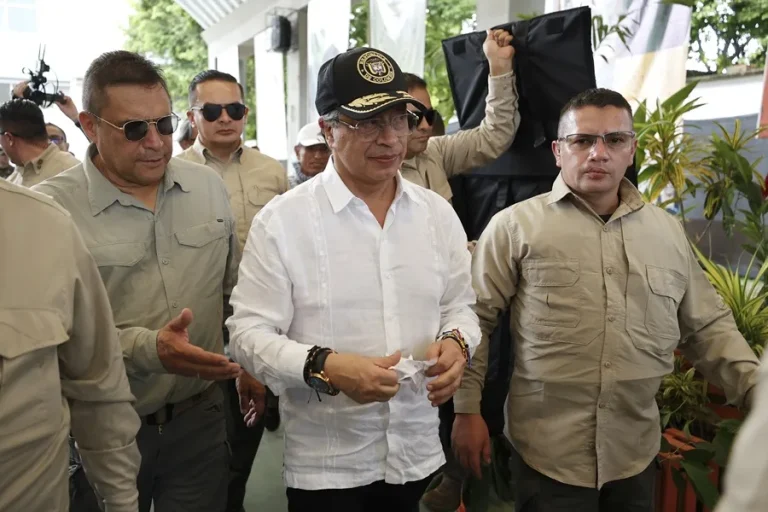 Petro insta a la Fiscalía a actuar ante ataque de EE.UU. a supuesta narcolancha colombiana