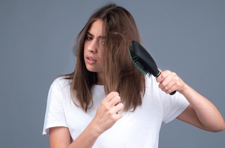 #Salud: ¿Qué hacer cuando tienes raíces grasas y puntas secas?