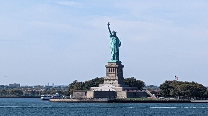 Sunny_Statue_of_Liberty_NYC_NewYork_UGC_RonaldLero_101222.jpeg