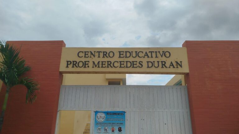 Padres Claman por seguridad en la escuela Profesora Mercedes Durán de Jarabacoa