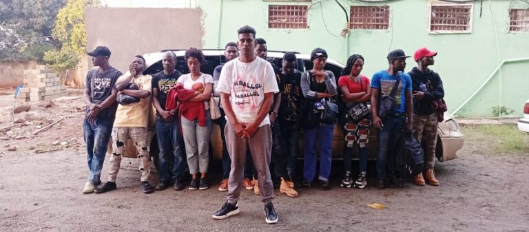 Ejército detiene en Santiago Rodríguez a conductor que transportaba once haitianos indocumentados