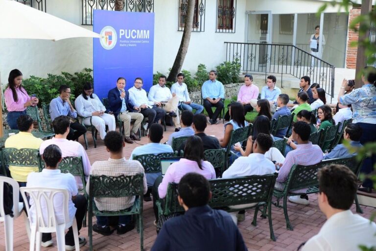 Abel Martínez llama a la juventud a involucrarse en el país