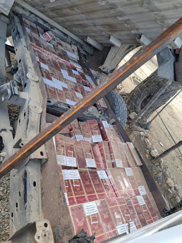 Ejército incauta camioneta con 100,000 cigarrillos de contrabando en zona costera de Montecristi