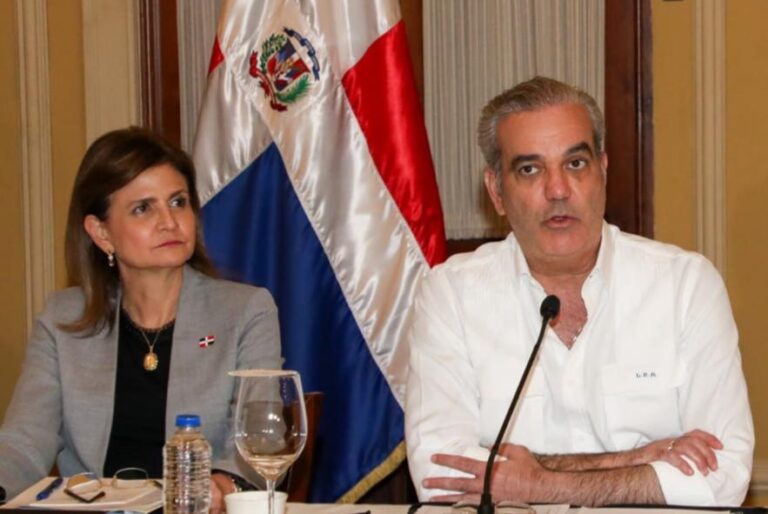 Presidente Abinader mantiene suspensiones laborales y docencia en provincias en alerta roja por tormenta Melissa