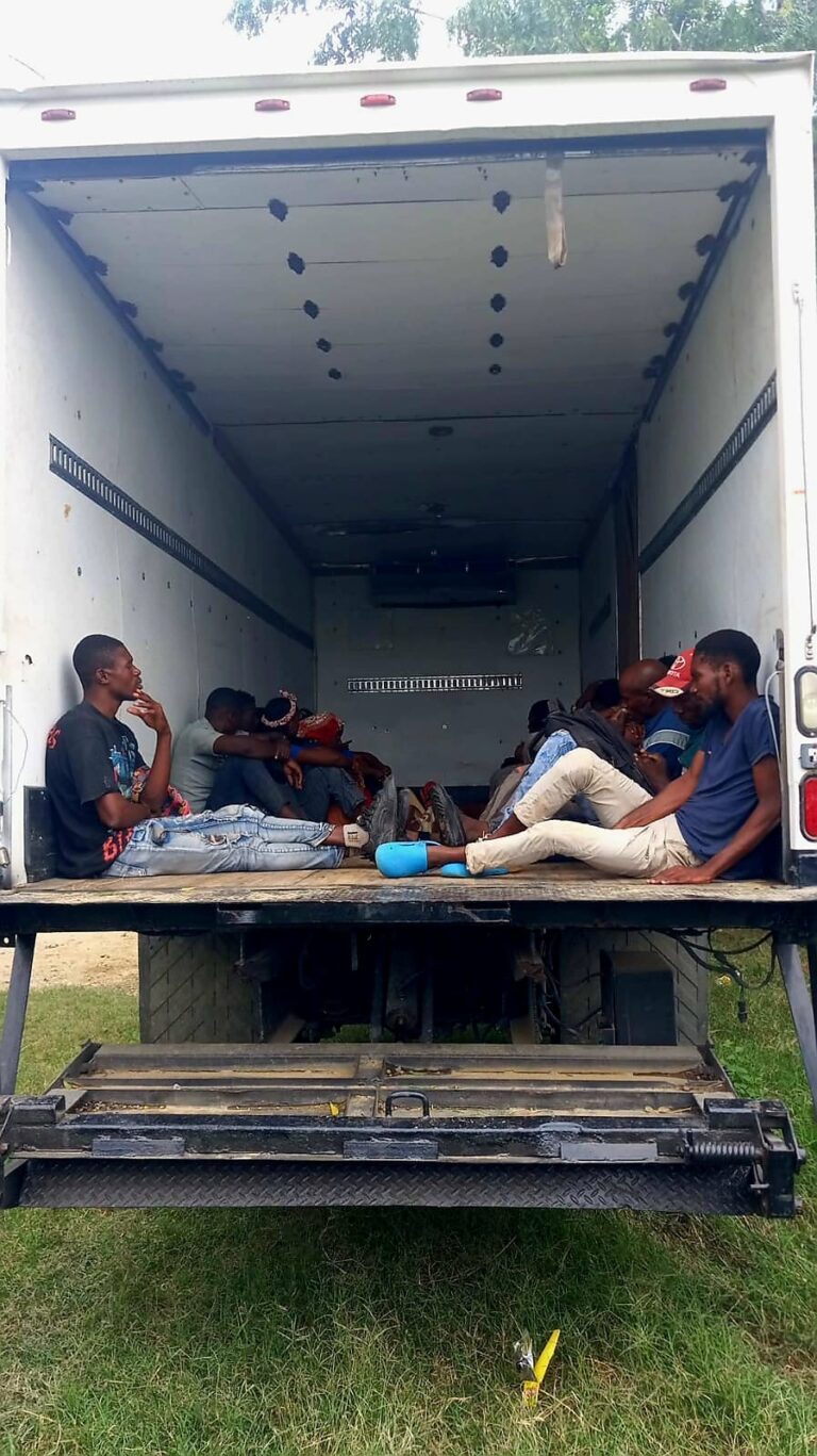 Interceptan camión frigorífico que transportaba 24 haitianos indocumentados en Montecristi