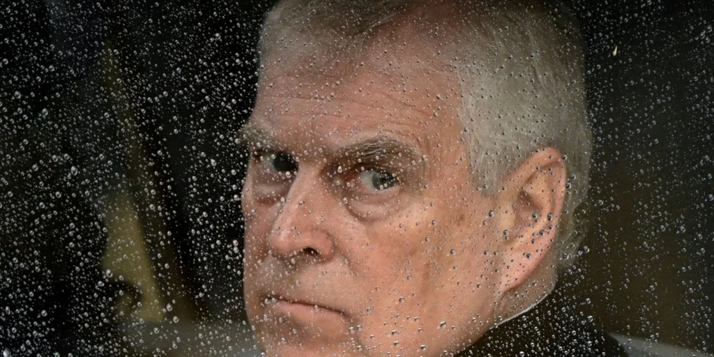 El Príncipe Andrés renuncia a todos sus títulos ante las acusaciones por sus vínculos con Epstein