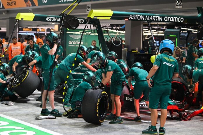 aston-martin-ensaya-un-pitstop.jpg