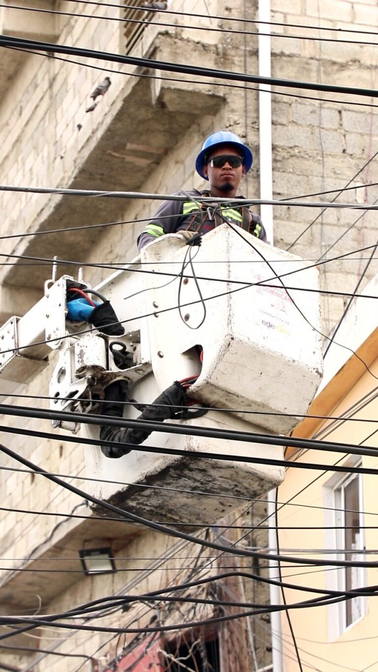 Edeeste continúa trabajos que mejoran el servicio eléctrico en Los Tres Brazos