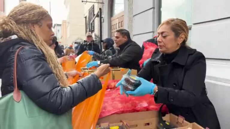 Empleados federales afectados por el cierre reciben ayuda