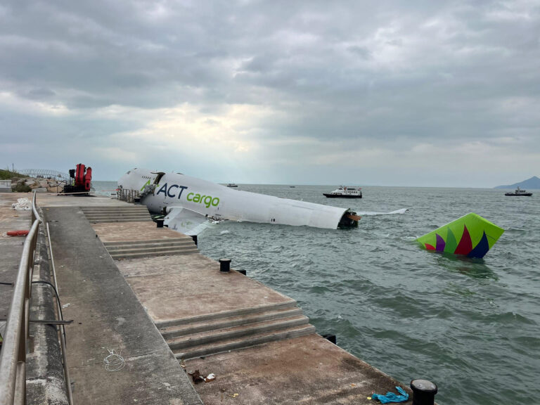 Se elevan a dos los muertos tras avión de carga de Hong Kong caer al mar