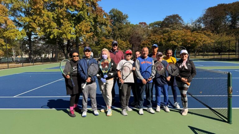 Celebran renovación de canchas de tenis en el Kissena Park