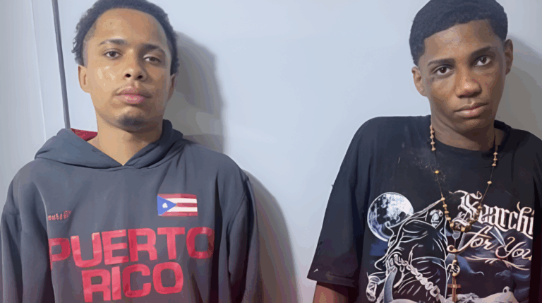 Dos jóvenes enfrentan a policías tras persecución en Santiago Oeste