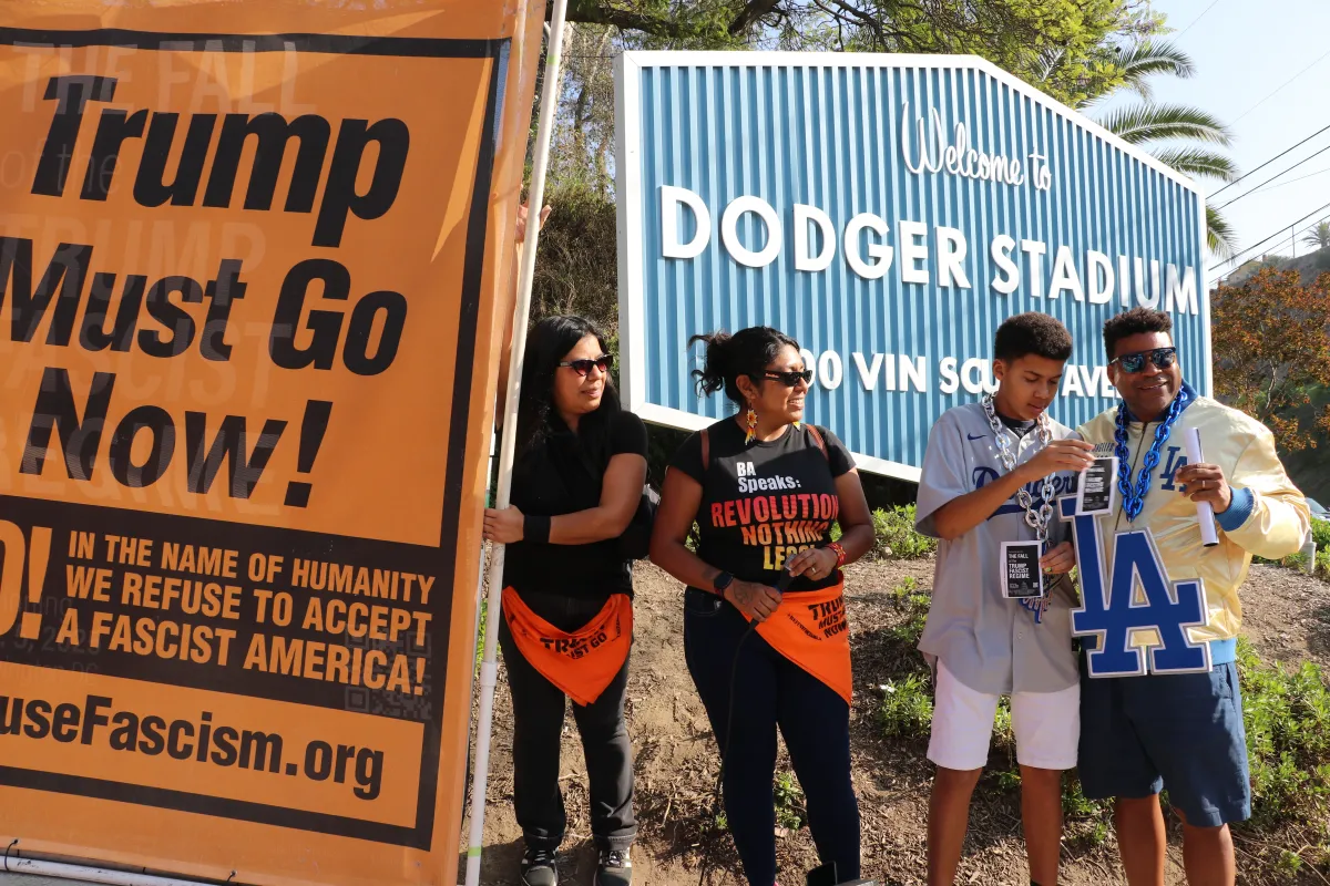 Protestan contra el fascismo, la administración Trump y el dueño mayoritario de Dodgers #FVDigital