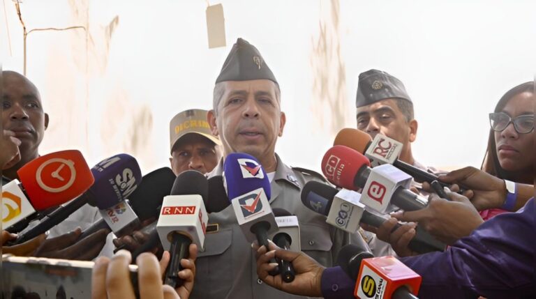 Autoridades de Nagua investigan hallazgo de dos jóvenes sin señales de vida en vehículo