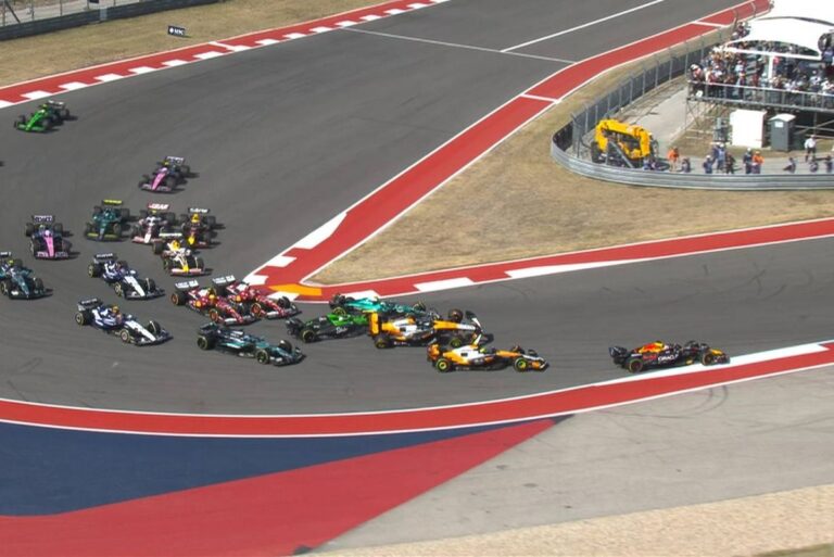 Vídeo: lío en la salida de Austin: ¡choque entre los McLaren y Alonso, KO! #F1 #FVDigital