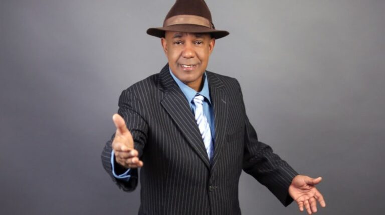 Ray Polanco bajo observación médica tras episodio de salud durante presentación musical