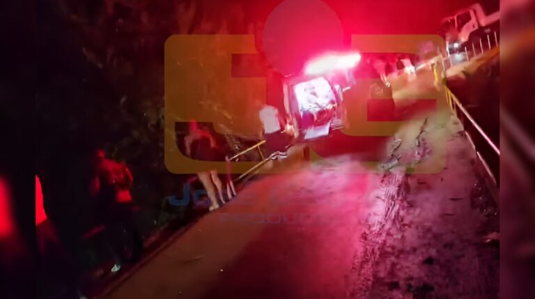 Investigación en curso tras caída de vehículo desde puente de El Caimito con ocho ocupantes