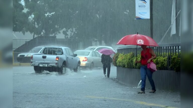 Lluvias Torrenciales Causan Deslizamiento de Tierra en Sabana Perdida, Santo Domingo