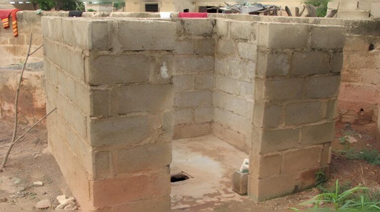 Colapso de letrina en Tenares moviliza a vecinos y alerta sobre infraestructuras sanitarias