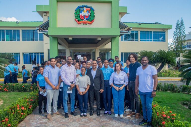 Monte Plata impulsa la educación tecnológica con el taller ‘Generación IA’