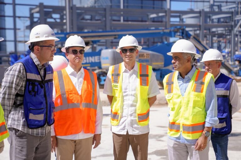 Ministro Joel Santos verifica avances en construcción de planta Energía 2000 que aportará 414 MW al sistema eléctrico