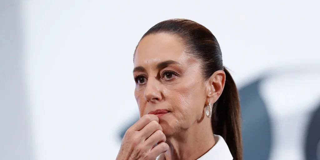 La presidenta de México impulsará una reforma constitucional para castigar el acoso sexual después de que un hombre la manoseara