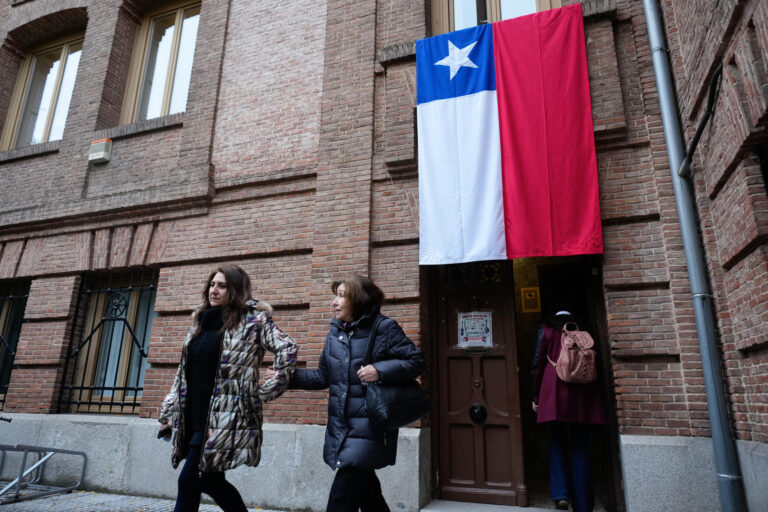 Los chilenos acuden a las urnas en España entre deseos de continuidad y ganas de cambio #FVDigital