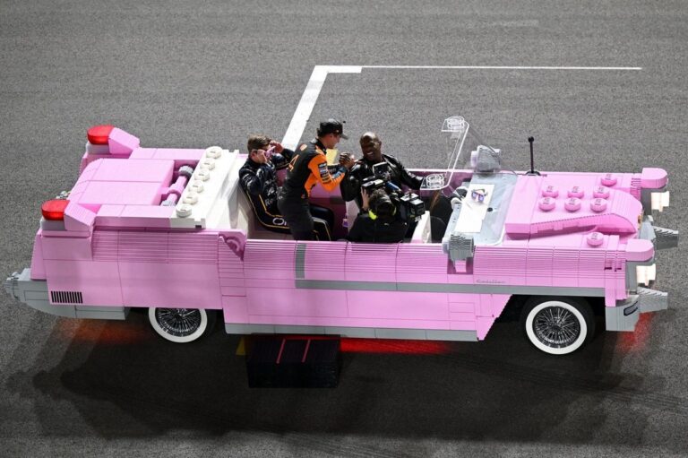 ‘actúa’ en un Cadillac de 1950… ¡de LEGO! #F1 #FVDigital