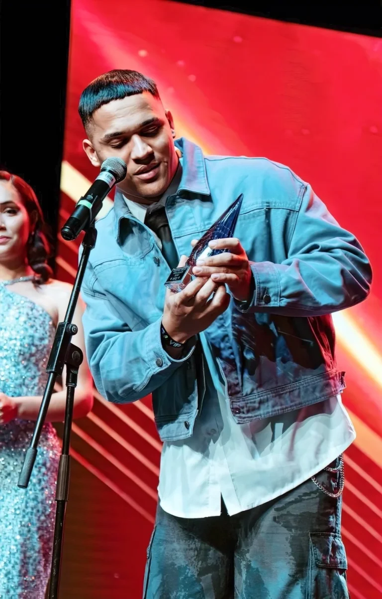Ebenezer Guerra triunfa como Artista Revelación del Año en los Premios Glamour 2025