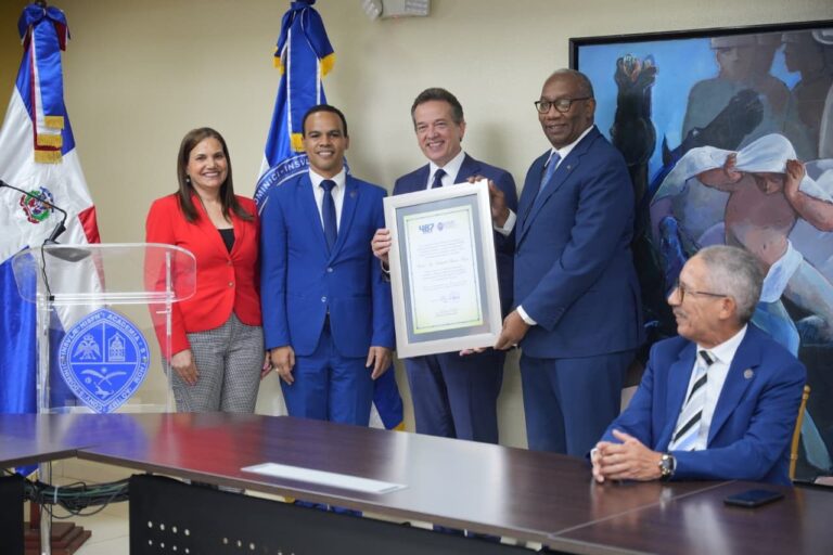 UASD reconoce a Víctor “Ito” Bisonó por su apoyo a proyectos de innovación y formación práctica