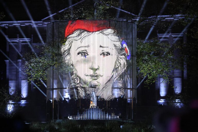 París abre homenaje a las víctimas del 13N con rock duro y tras tañido de sus campañas #FVDigital