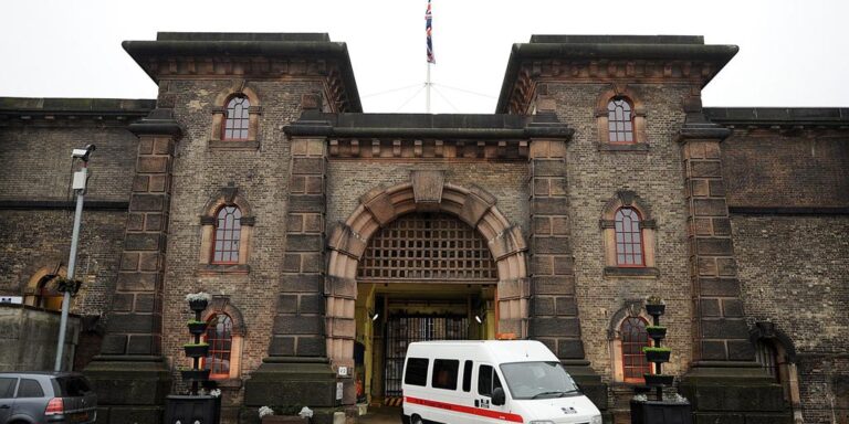 La Policía británica busca a dos presos tras su liberación por error de la cárcel