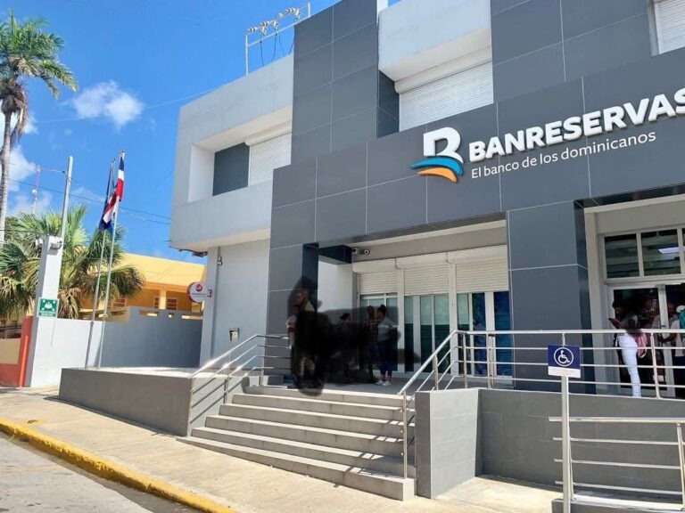 Dictan prisión preventiva a exempleados bancarios en Barahona por presunto desvío de 29 millones de pesos