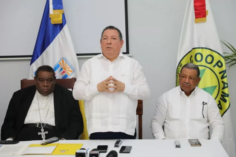 COOPNAMA y UCADE firman acuerdo interinstitucional para programa de becas