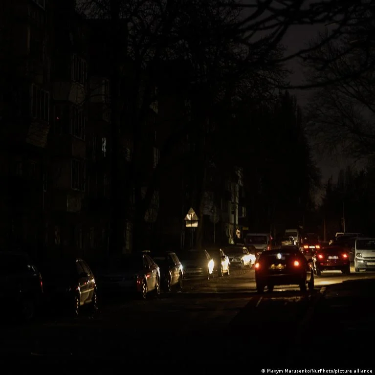 Ucrania intenta recuperar la electricidad y la calefacción tras otra ola de ataques rusos
