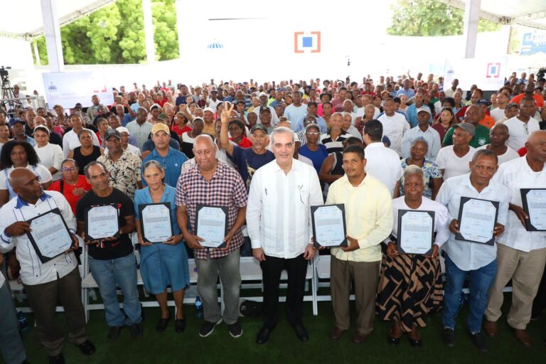 Presidente Abinader entrega 1,445 títulos de propiedad en San Cristóbal como parte de programa de regularización masiva