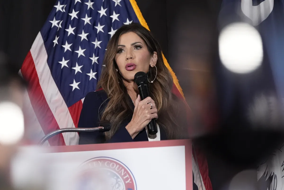 Noem felicitó a agentes que continuaron arrestando a inmigrantes pese a 43 días sin paga