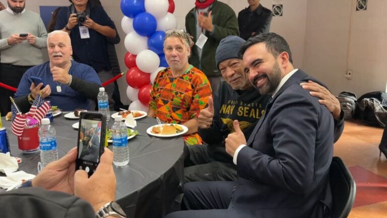 Mamdani recoge comida para los veteranos