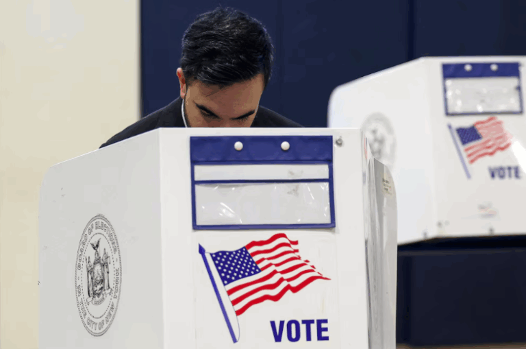 Zohran Mamdani ejerce su voto en NY en medio de la advertencia de Trump de recortar fondos federales