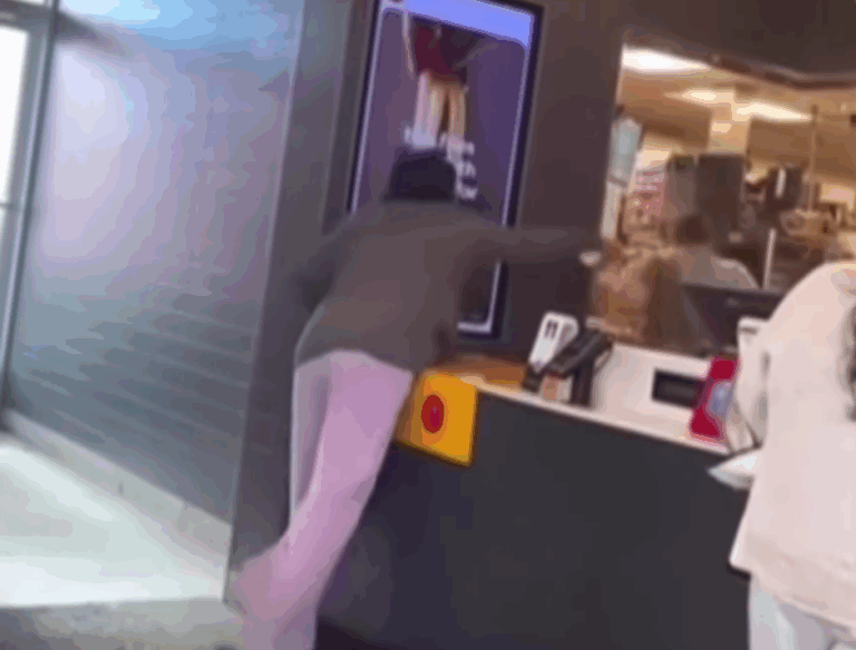 Tipa lanza café caliente sobre una gerente de McDonald’s (video) – #DeInteres   #FVDigital
