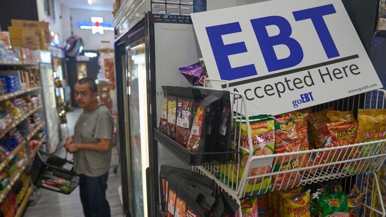 Hochul ordena a las agencias estatales que emitan