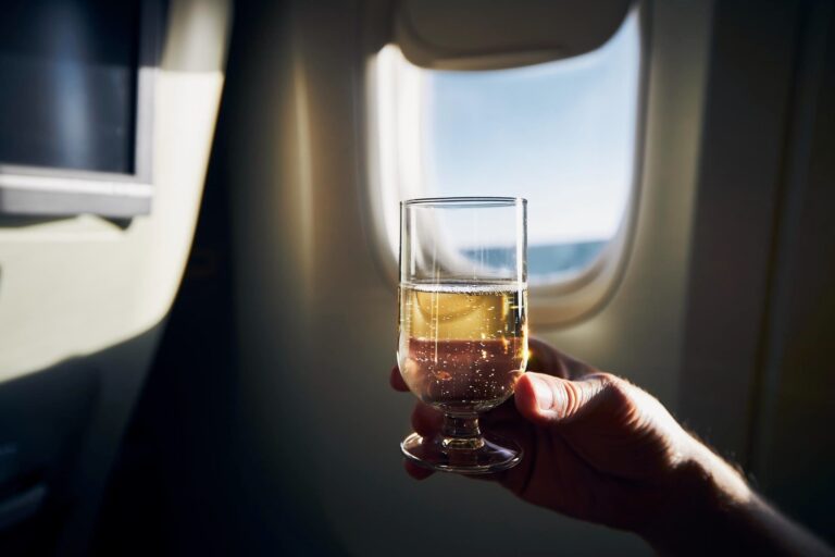 #Salud: El oscuro secreto detrás de las bebidas alcohólicas en los aviones