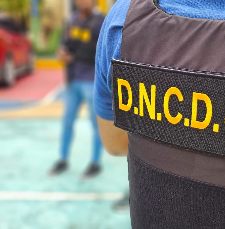 Pareja se lanza a río en Villa Riva durante operativo antidrogas de la DNCD