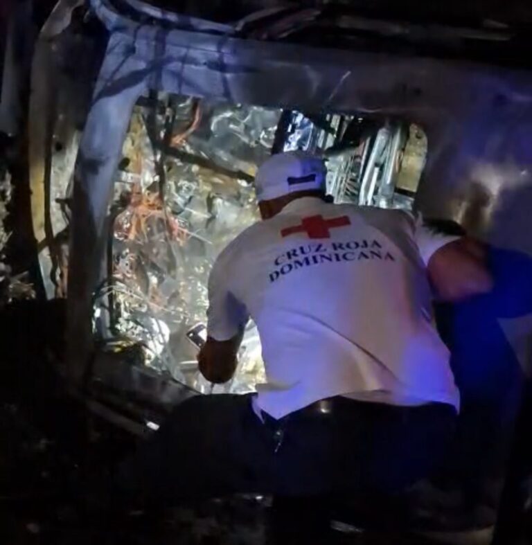 Dos personas mueren calcinadas en aparatoso accidente en Villa Altagracia