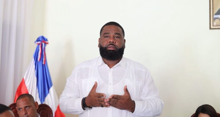 Regidor denuncia que empleados del Ayuntamiento de Bayaguana carecen de seguro médico pese a descuentos mensuales