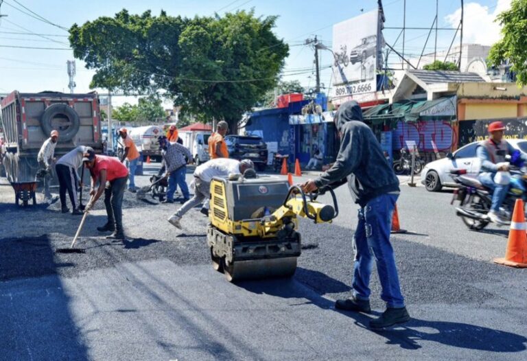 Calles del Gran Santo Domingo comienzan a recuperar su ritmo con amplio plan de bacheo