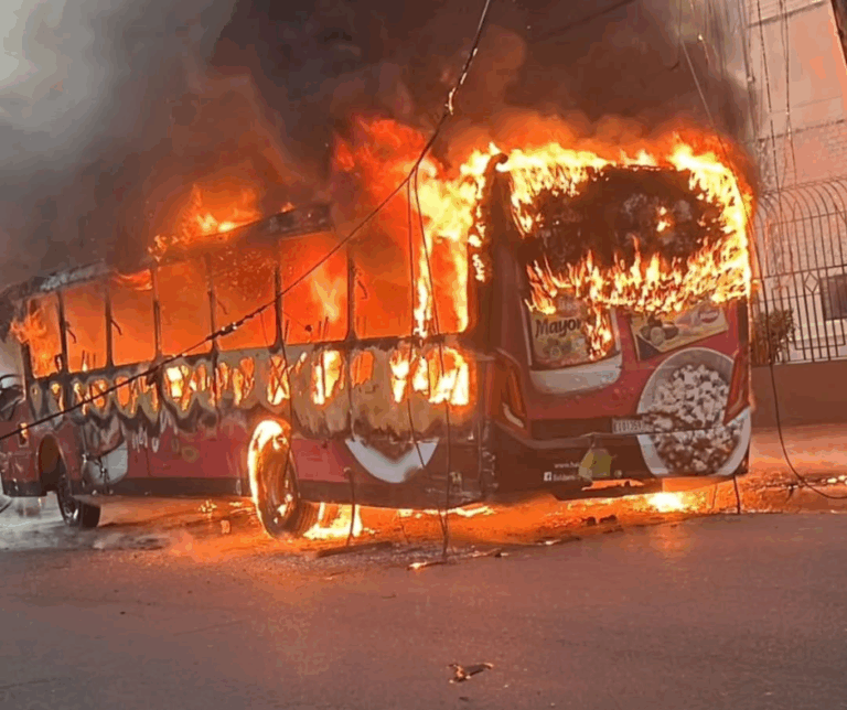 Guagua de la OMSA se incendia en María Auxiliadora – #DeInteres   #FVDigital