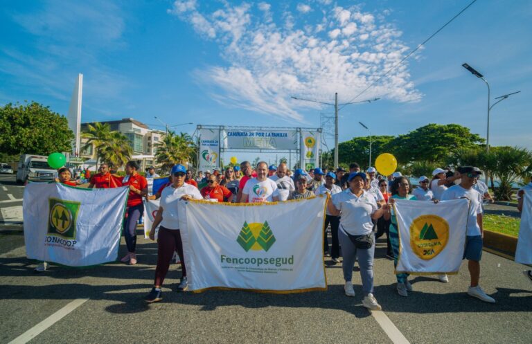 Coopsema y Fencoopsegud realizan exitosa caminata por a familia