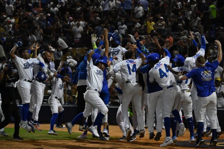 Rojas Jr. lidera el despertar azul; Licey pone fin a su mala racha ante Águilas #FVDigital
